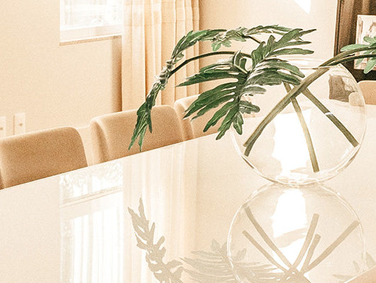 Padomi, kā dekorēt ēdamistabu, izmantojot pašlīmējošo tapeti