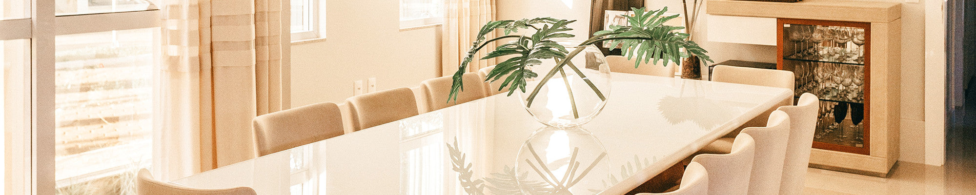 Padomi, kā dekorēt ēdamistabu, izmantojot pašlīmējošo tapeti